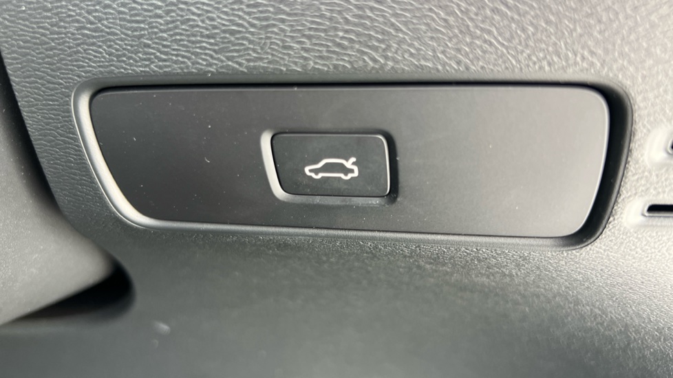 Volvo XC40 2.0 B4P Plus Dark 5dr AWD Auto Petrol Estate - Image 36