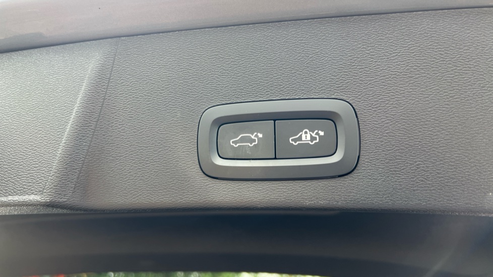 Volvo XC40 2.0 B4P Plus Dark 5dr AWD Auto Petrol Estate - Image 40