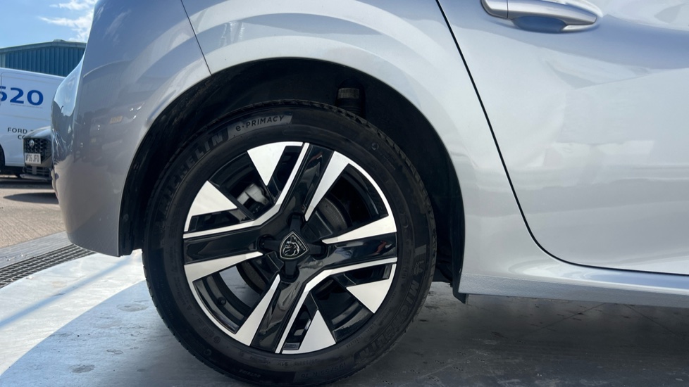 Peugeot 208 1.2 PureTech 100 Allure 5dr Petrol Hatchback - Image 7
