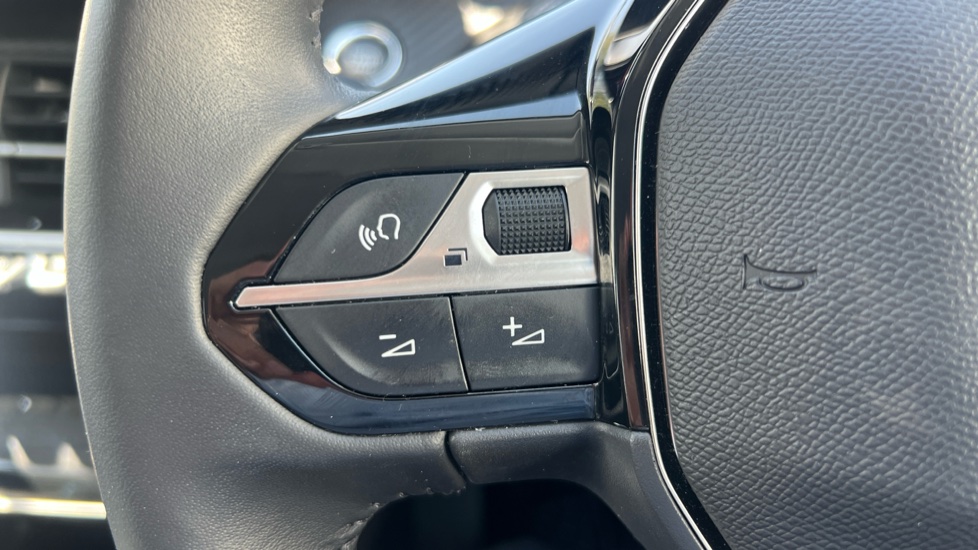 Peugeot 208 1.2 PureTech 100 Allure 5dr Petrol Hatchback - Image 32