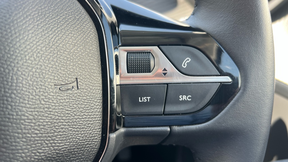 Peugeot 208 1.2 PureTech 100 Allure 5dr Petrol Hatchback - Image 33