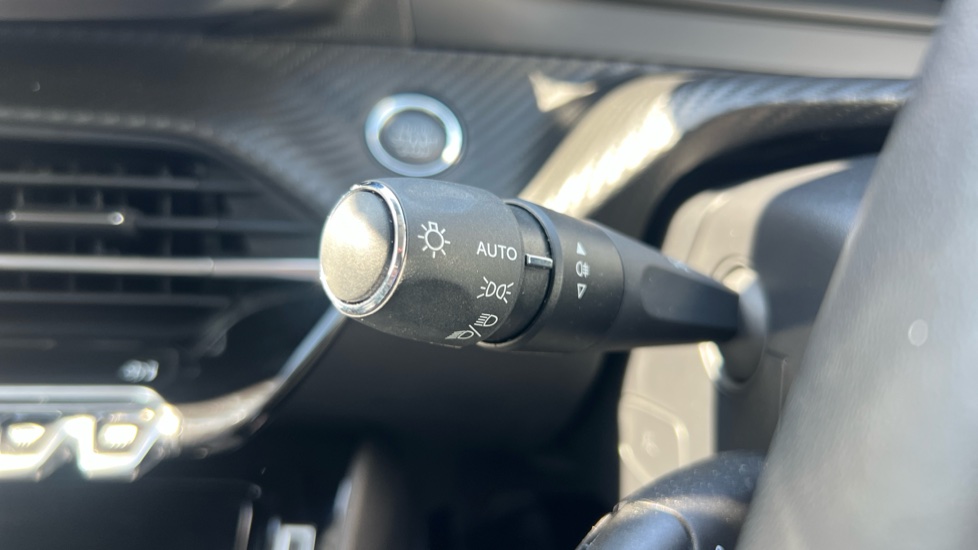 Peugeot 208 1.2 PureTech 100 Allure 5dr Petrol Hatchback - Image 34