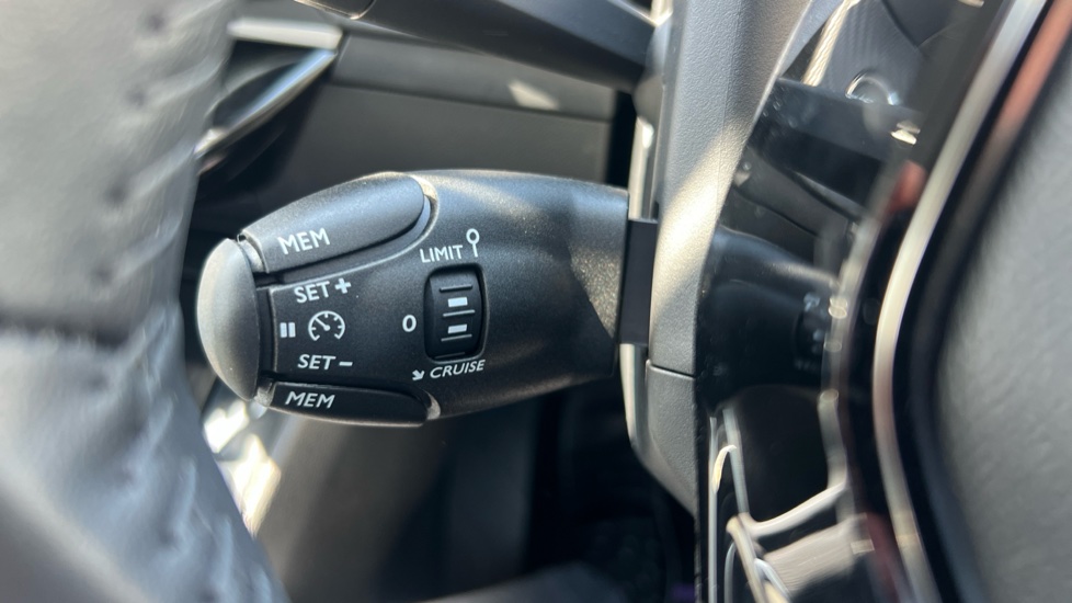 Peugeot 208 1.2 PureTech 100 Allure 5dr Petrol Hatchback - Image 35