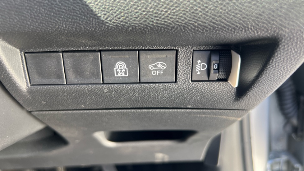 Peugeot 208 1.2 PureTech 100 Allure 5dr Petrol Hatchback - Image 38