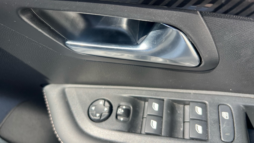 Peugeot 208 1.2 PureTech 100 Allure 5dr Petrol Hatchback - Image 39