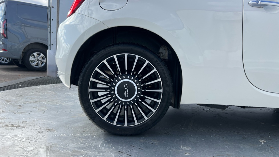 Fiat 500 1.0 Mild Hybrid Launch Edition 3dr Petrol Hatchback - Image 7