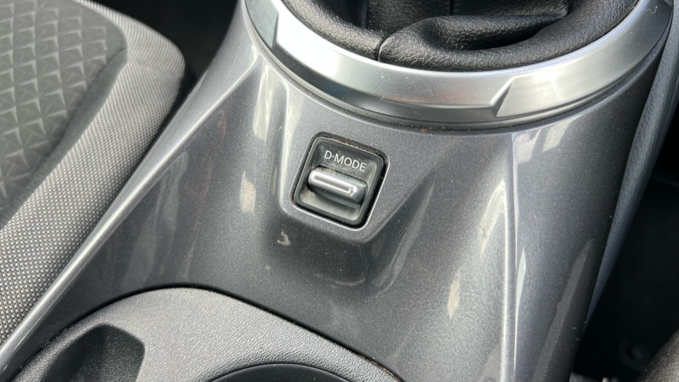 Nissan Juke 1.0 DiG-T 114 N-Connecta 5dr Petrol Hatchback - Image 30