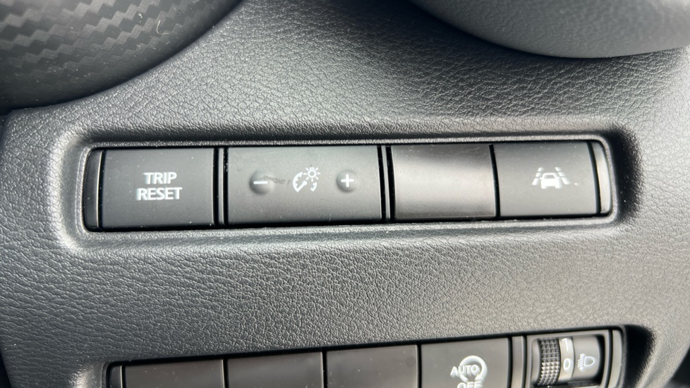 Nissan Juke 1.0 DiG-T 114 N-Connecta 5dr Petrol Hatchback - Image 38