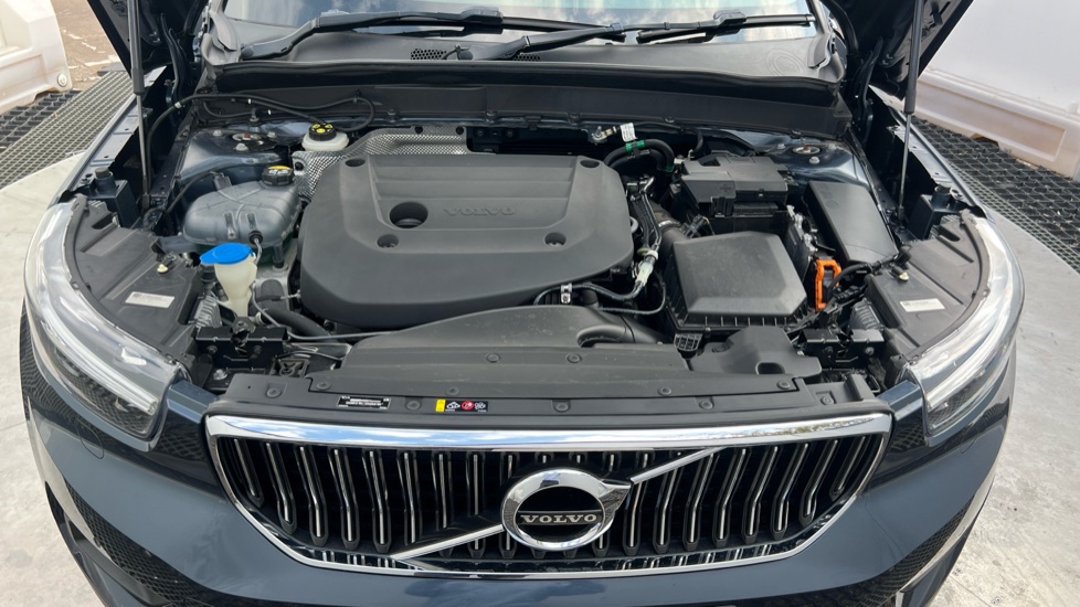 Volvo XC40 2.0 B4P Inscription 5dr AWD Auto Petrol Estate - Image 8