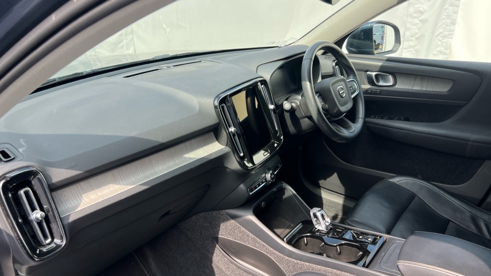 Volvo XC40 2.0 B4P Inscription 5dr AWD Auto Petrol Estate - Image 9