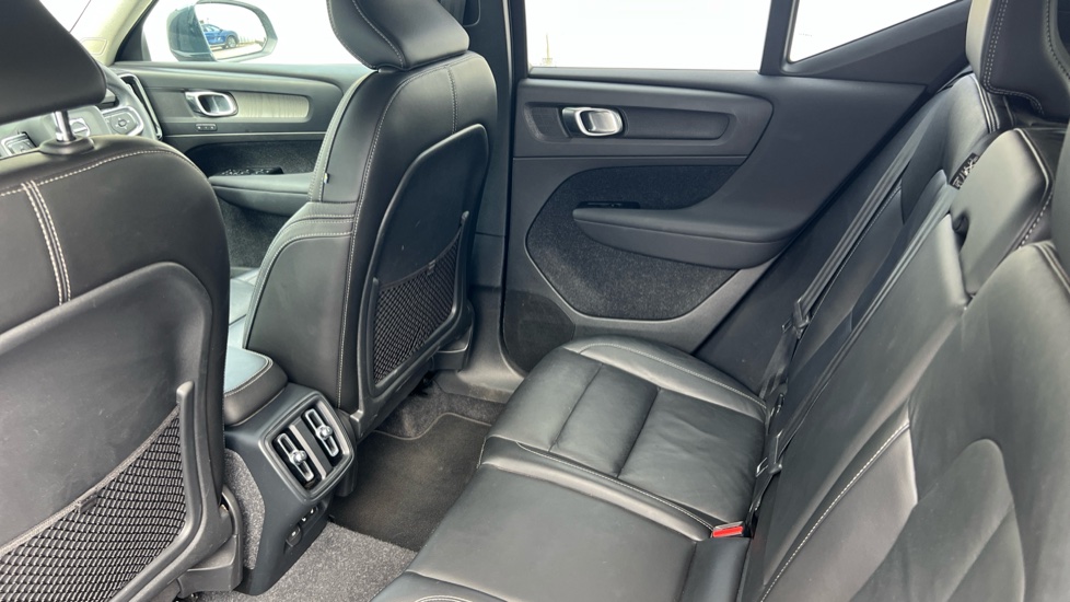 Volvo XC40 2.0 B4P Inscription 5dr AWD Auto Petrol Estate - Image 16