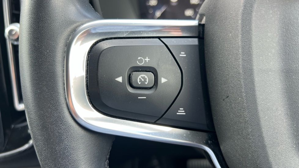 Volvo XC40 2.0 B4P Inscription 5dr AWD Auto Petrol Estate - Image 33