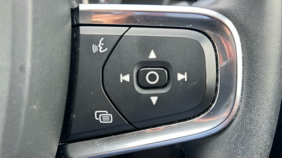 Volvo XC40 2.0 B4P Inscription 5dr AWD Auto Petrol Estate - Image 34