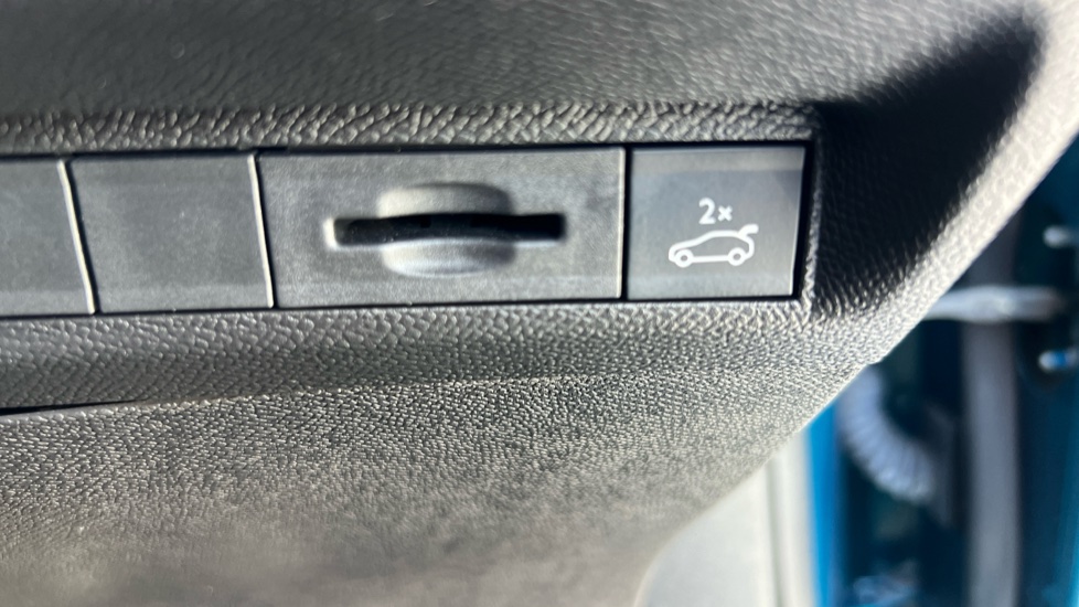 Peugeot 408 1.2 PureTech GT 5dr EAT8 Petrol Hatchback - Image 37