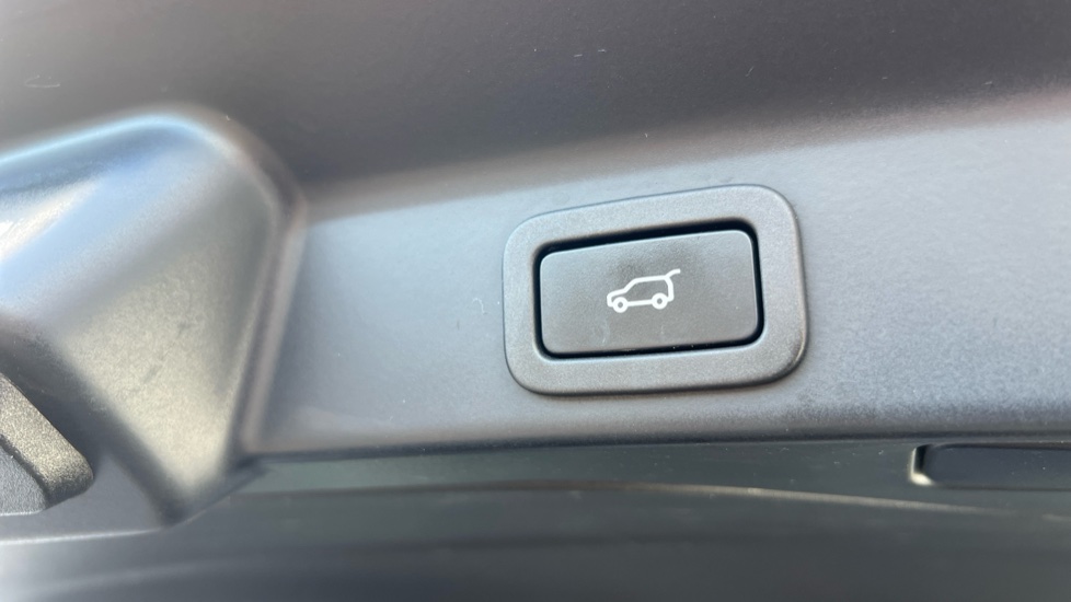 Jaguar F-Pace 2.0 D200 R-Dynamic S 5dr Auto AWD Diesel Estate - Image 43