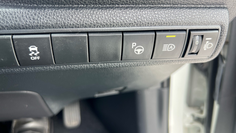 Toyota Corolla 2.0 VVT-i Hybrid GR Sport 5dr CVT Hybrid Hatchback - Image 37