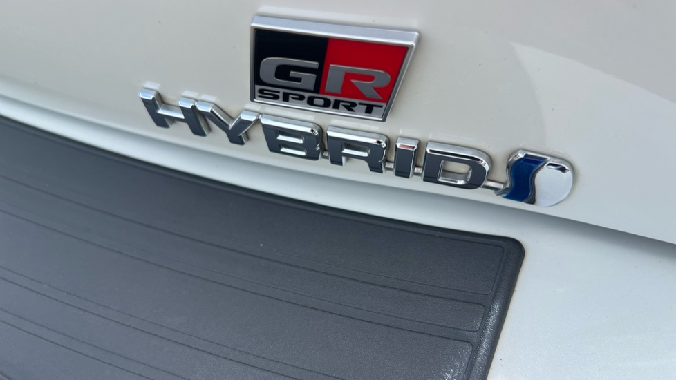 Toyota Corolla 2.0 VVT-i Hybrid GR Sport 5dr CVT Hybrid Hatchback - Image 41