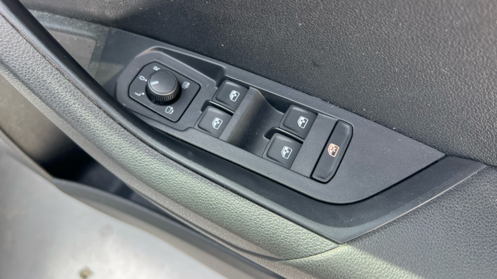 Skoda Karoq 1.5 TSI SE L 5dr DSG Petrol Estate - Image 39