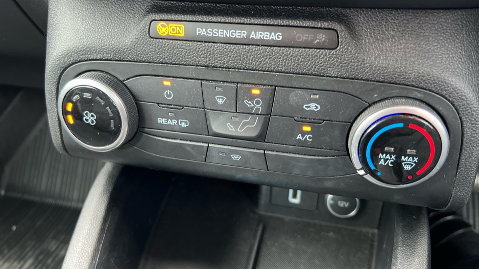 Ford Focus 1.0 EcoBoost 125 Zetec 5dr Petrol Hatchback - Image 27