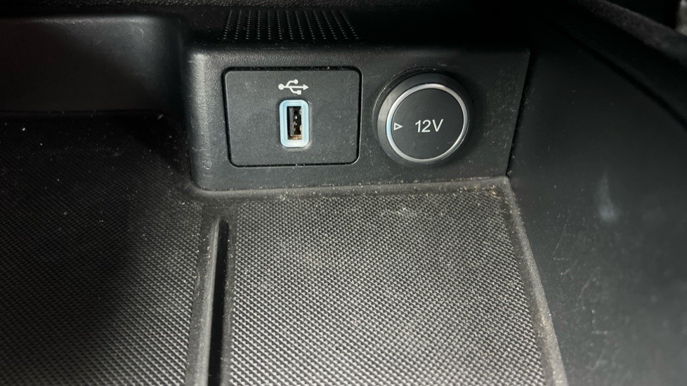 Ford Focus 1.0 EcoBoost 125 Zetec 5dr Petrol Hatchback - Image 28