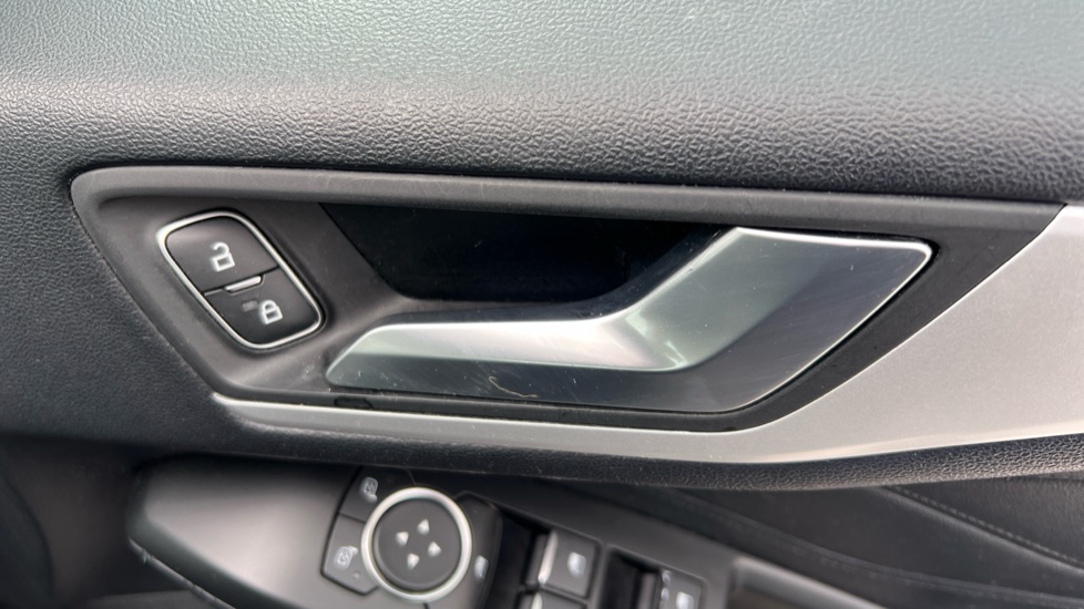 Ford Focus 1.0 EcoBoost 125 Zetec 5dr Petrol Hatchback - Image 37