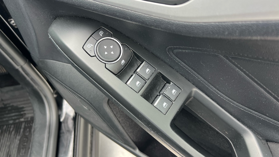 Ford Focus 1.0 EcoBoost 125 Zetec 5dr Petrol Hatchback - Image 38