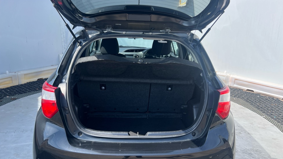 Toyota Yaris 1.5 Hybrid Design 5dr CVT Hybrid Hatchback - Image 4