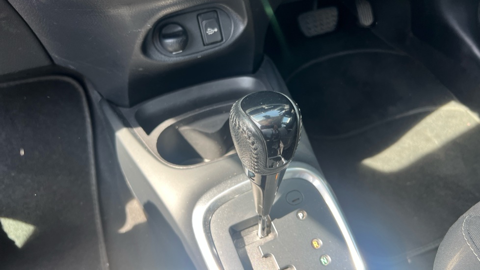 Toyota Yaris 1.5 Hybrid Design 5dr CVT Hybrid Hatchback - Image 13