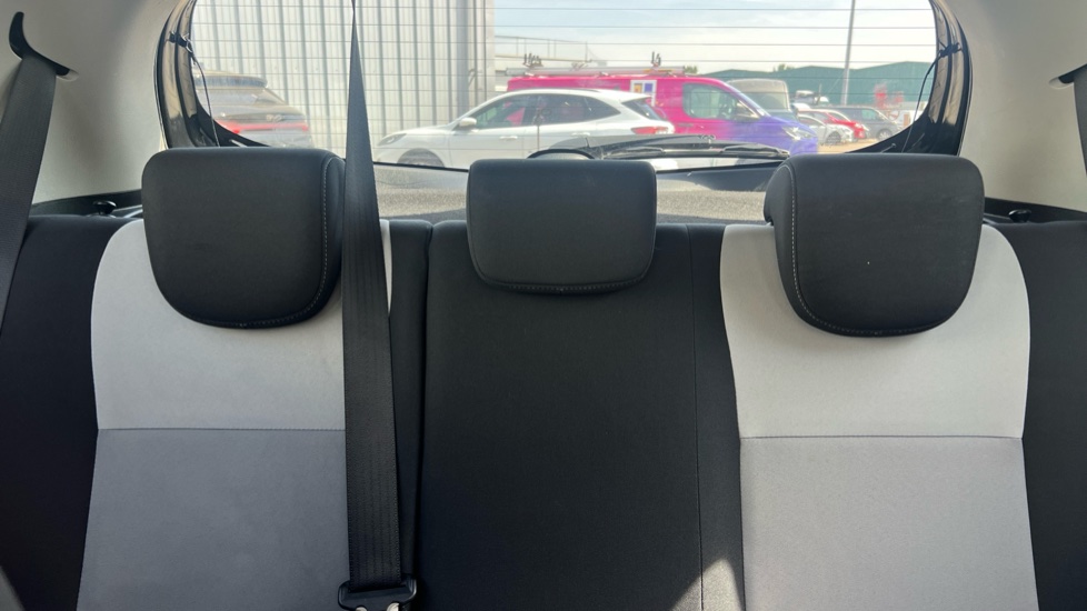 Toyota Yaris 1.5 Hybrid Design 5dr CVT Hybrid Hatchback - Image 15