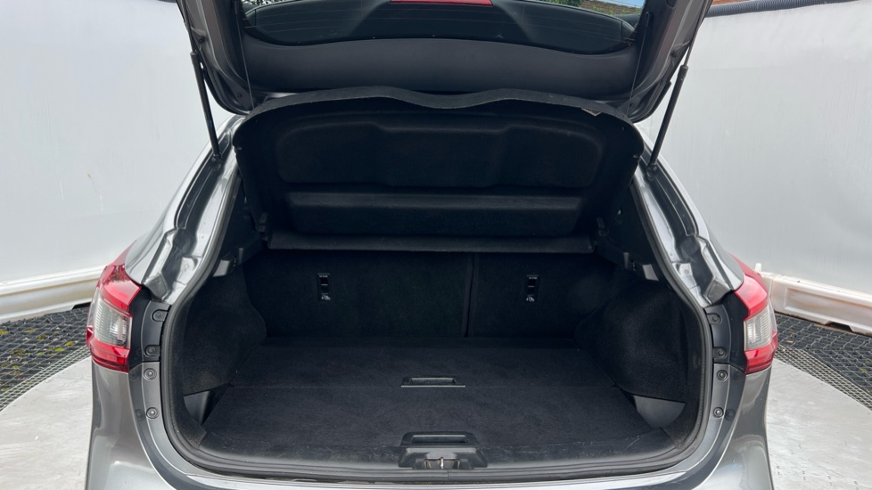 Nissan Qashqai 1.6 DiG-T N-Connecta 5dr Petrol Hatchback - Image 4