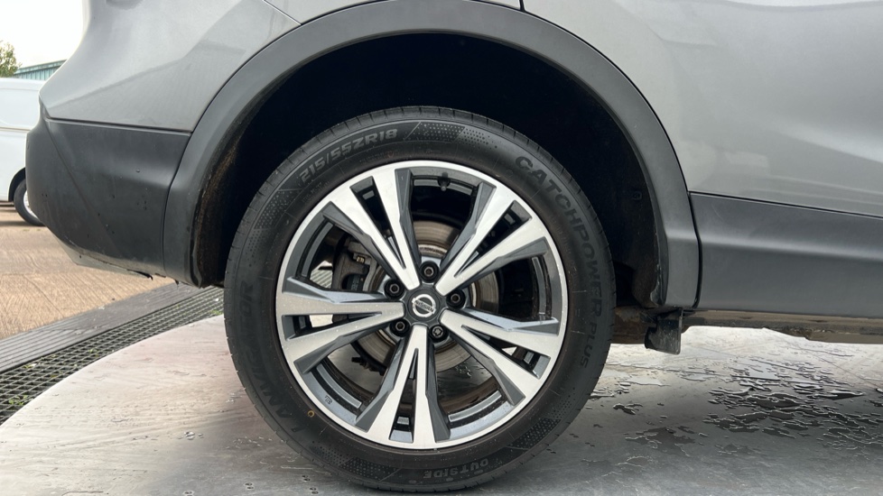 Nissan Qashqai 1.6 DiG-T N-Connecta 5dr Petrol Hatchback - Image 7