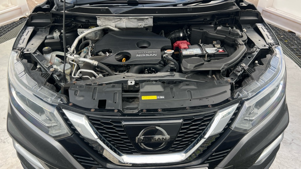 Nissan Qashqai 1.6 DiG-T N-Connecta 5dr Petrol Hatchback - Image 8