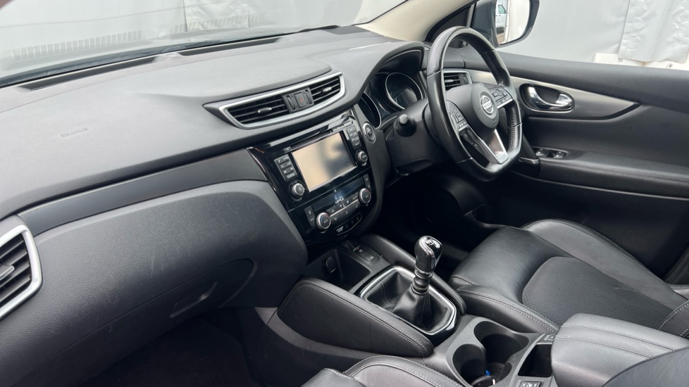 Nissan Qashqai 1.6 DiG-T N-Connecta 5dr Petrol Hatchback - Image 9