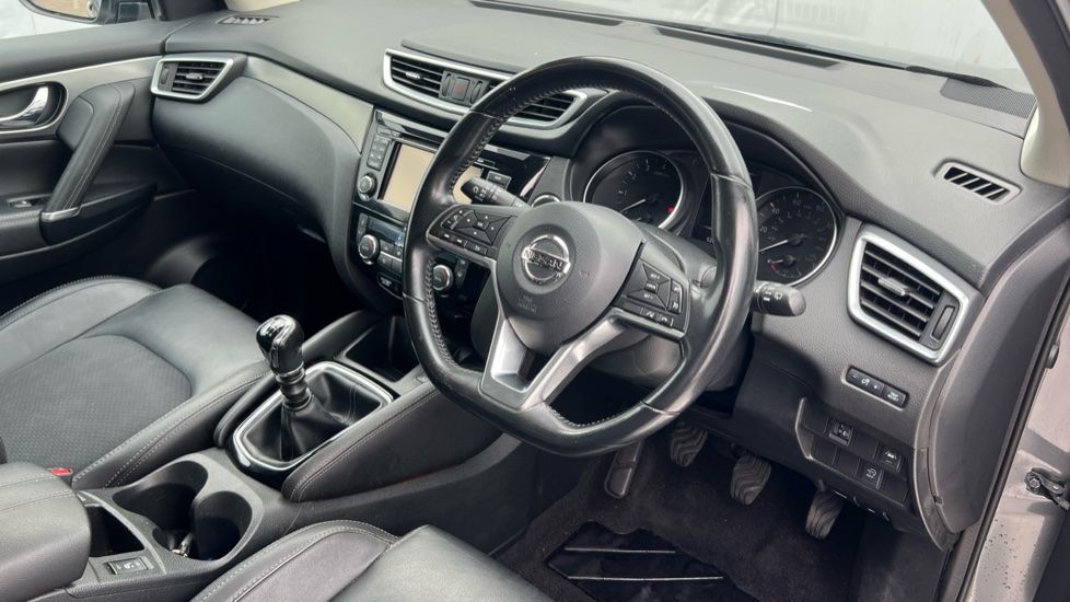 Nissan Qashqai 1.6 DiG-T N-Connecta 5dr Petrol Hatchback - Image 11