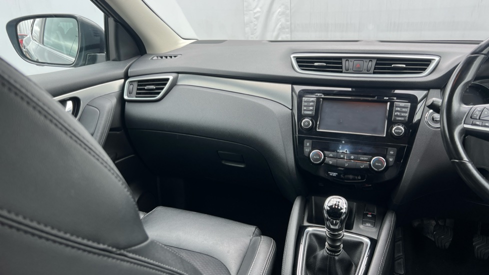 Nissan Qashqai 1.6 DiG-T N-Connecta 5dr Petrol Hatchback - Image 14