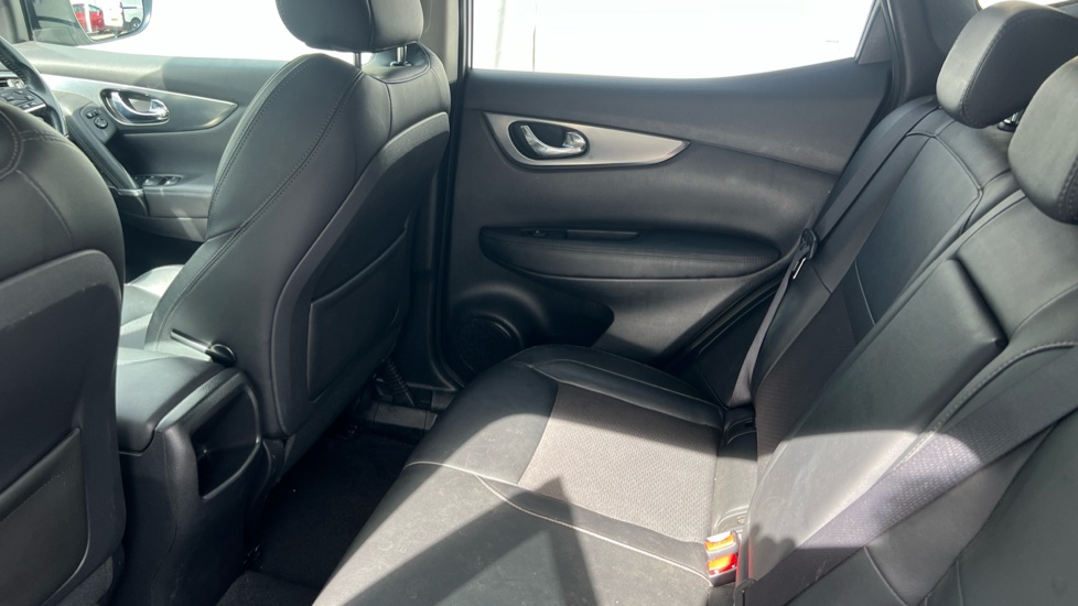 Nissan Qashqai 1.6 DiG-T N-Connecta 5dr Petrol Hatchback - Image 16