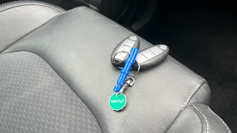 Nissan Qashqai 1.6 DiG-T N-Connecta 5dr Petrol Hatchback - Image 20