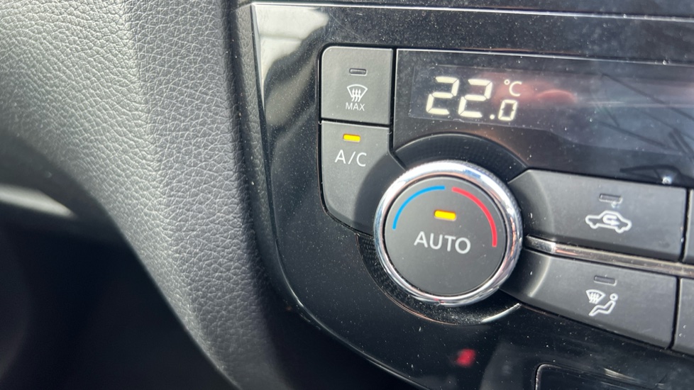 Nissan Qashqai 1.6 DiG-T N-Connecta 5dr Petrol Hatchback - Image 24