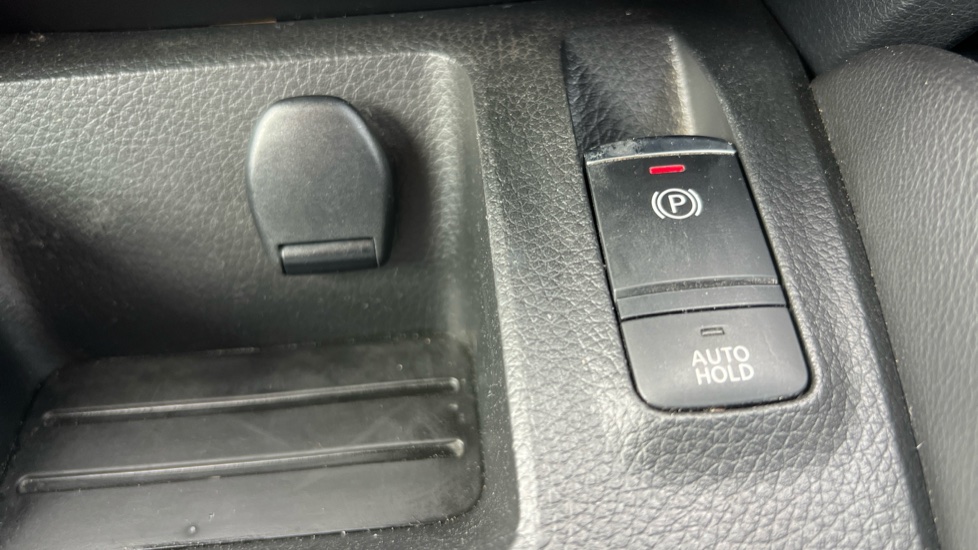 Nissan Qashqai 1.6 DiG-T N-Connecta 5dr Petrol Hatchback - Image 26