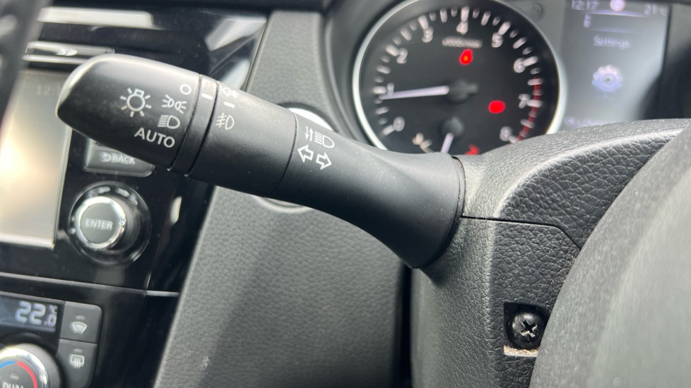 Nissan Qashqai 1.6 DiG-T N-Connecta 5dr Petrol Hatchback - Image 30
