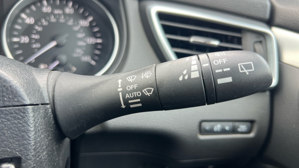 Nissan Qashqai 1.6 DiG-T N-Connecta 5dr Petrol Hatchback - Image 31