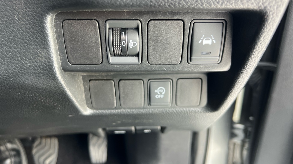 Nissan Qashqai 1.6 DiG-T N-Connecta 5dr Petrol Hatchback - Image 34