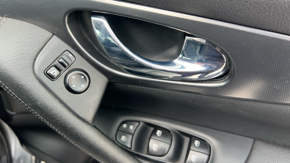 Nissan Qashqai 1.6 DiG-T N-Connecta 5dr Petrol Hatchback - Image 35