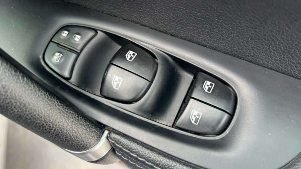 Nissan Qashqai 1.6 DiG-T N-Connecta 5dr Petrol Hatchback - Image 36