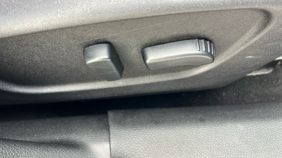 Nissan Qashqai 1.6 DiG-T N-Connecta 5dr Petrol Hatchback - Image 37