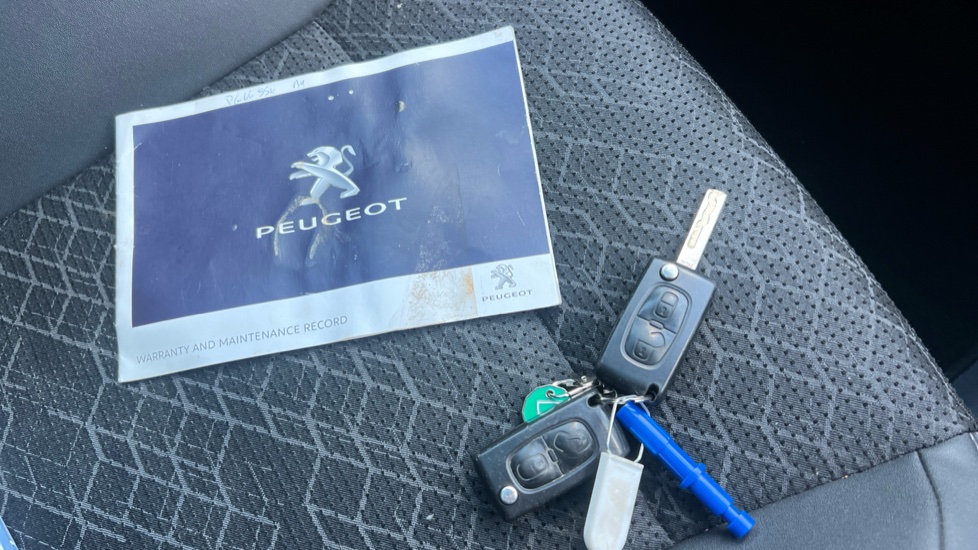 Peugeot 3008 1.6 BlueHDi 120 Allure 5dr Diesel Estate - Image 19