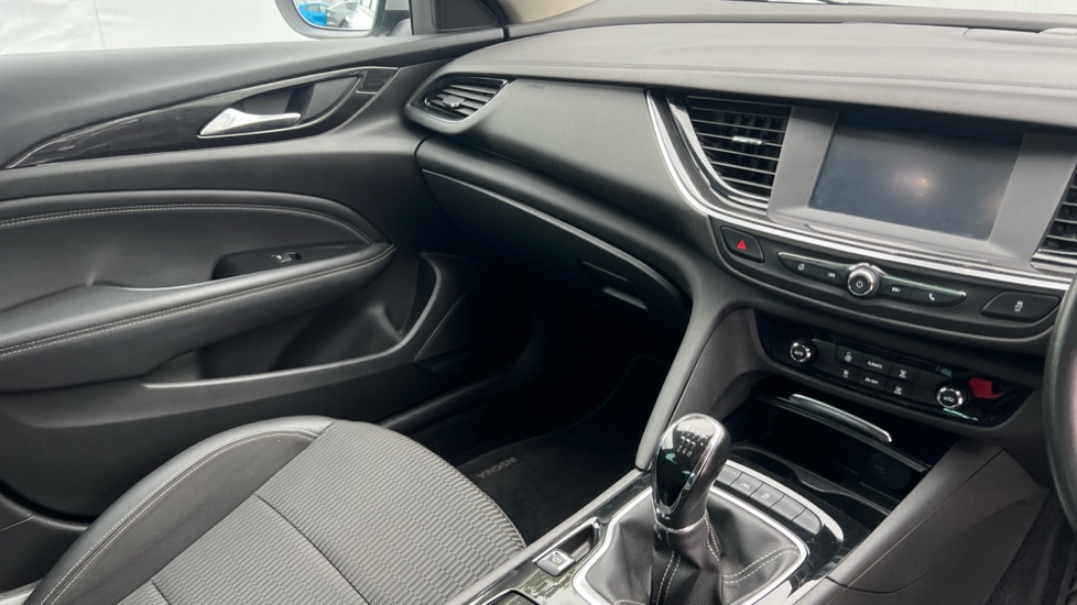 Vauxhall Insignia 1.5T SRi 5dr Petrol Hatchback - Image 14