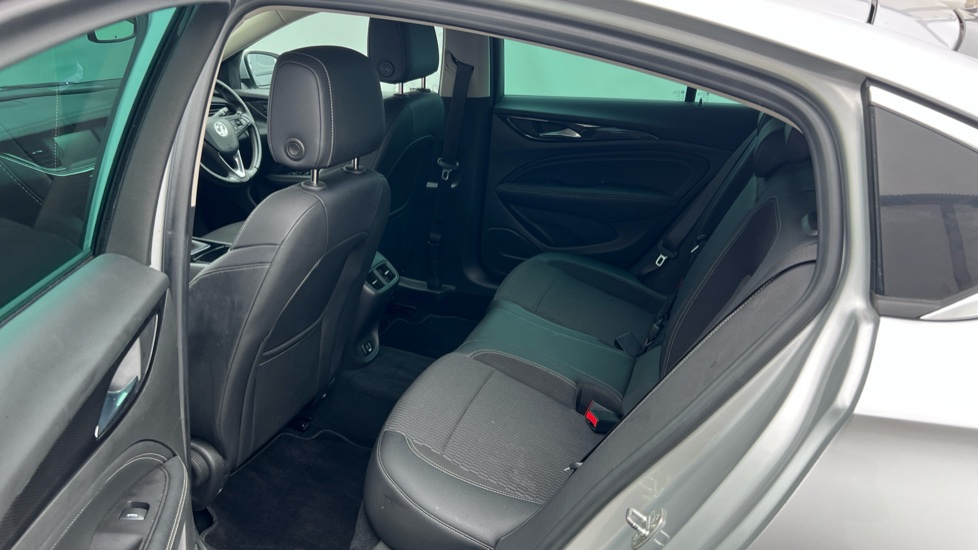 Vauxhall Insignia 1.5T SRi 5dr Petrol Hatchback - Image 16