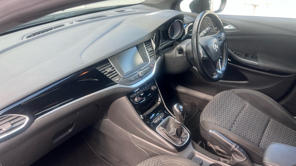 Vauxhall Astra 1.4T 16V 150 SRi 5dr Petrol Hatchback - Image 9