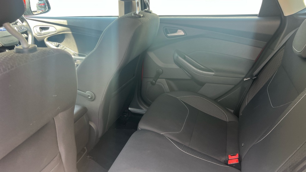 Ford Focus 1.0 EcoBoost Zetec Edition 5dr Petrol Hatchback - Image 16
